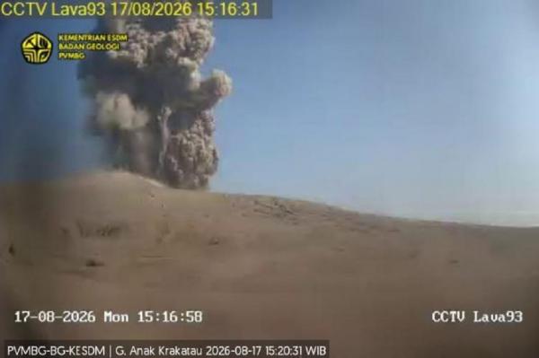 Hujan Abu Vulkanik Erupsi Anak Krakatau Meluas, Pemkab Lamsel Bagikan 4.500 Masker