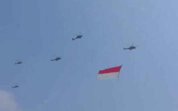 Penampakan Helikopter TNI-Polri Bentuk Formasi Bawa Bendera Merah Putih di Langit Istana