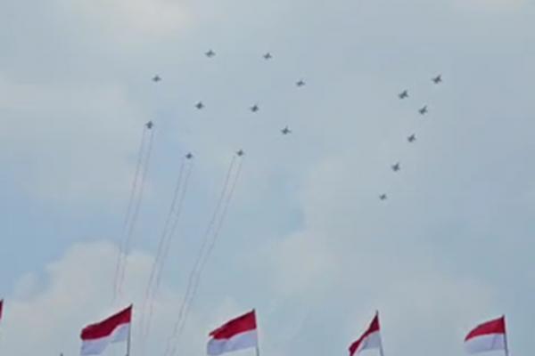 Momen Jet Tempur TNI AU Bentuk Formasi 81 di Langit Jakarta, Warga Bersorak