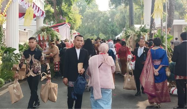 Warga Mulai Padati Istana Negara jelang Upacara Penurunan Bendera HUT ke-81 RI