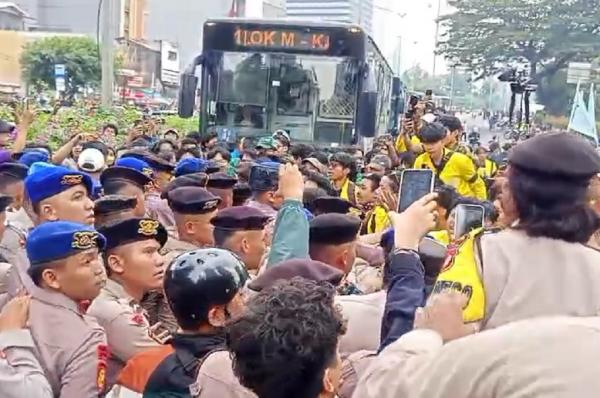 Demo BEM UI, Mahasiswa dan Polisi Sempat Saling Dorong di Jalur Busway