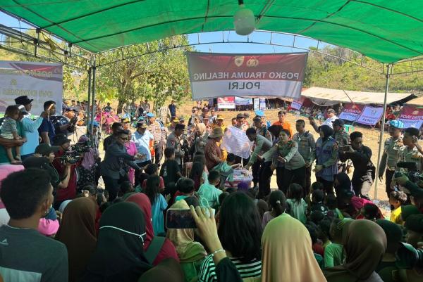 Momen Kapolri dan Titiek Soeharto Hibur Anak-Anak Pengungsi Gempa NTT, Beri Hadiah