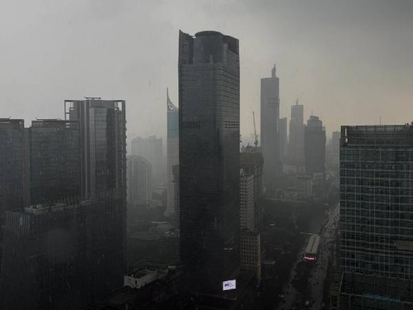 Jakarta Tiba-Tiba Hujan Deras Siang Ini, Netizen Heboh!