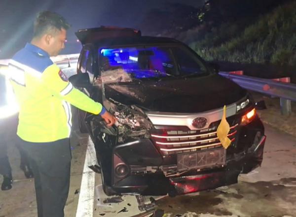 Mobil Avanza rusak di bagian depan samping kanan usai kecelakaan beruntun di tol Batang. (Foto: iNews)