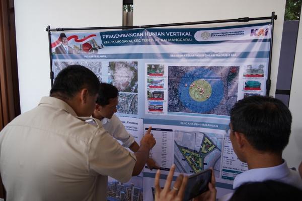 Menteri PKP Maruarar Sirait, Dirut PT KAI Bobby Rasyidin, dan Dirut KAI Properti Mohamad Ramdany saat meninjau lokasi pengembangan hunian vertikal di kawasan Manggarai, Jakarta Selatan, Selasa (18/8/2026). (Foto: Dok. KAI)