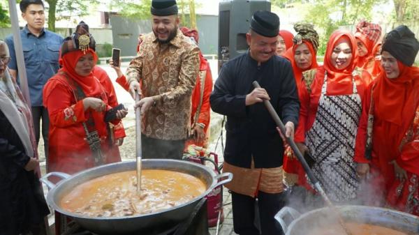 Rendang 5 Ton untuk Korban Gempa NTT dari Sumbar, Bantuan Pertama 700 Kg Sudah Dikirim