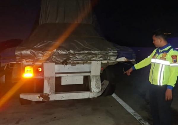 Truk trailer hanya rusak di bagian bemper belakang usai ditabrak ambulans hingga memicu kecelakaan beruntun di Tol Batang. (Foto: iNews)
