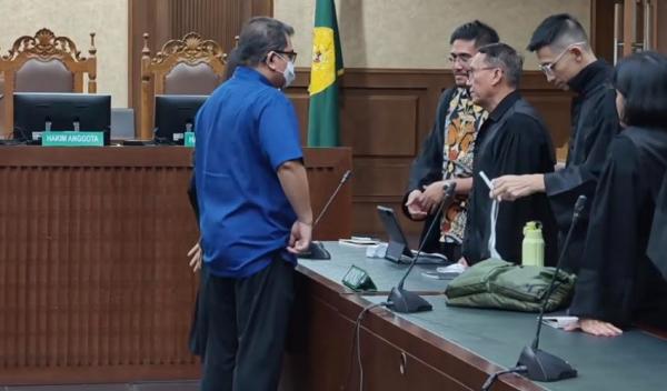 Hendi Prio Santoso Divonis 4 Tahun Penjara Direktur Utama PGN periode 2008–2017, Hendi Prio Santoso divonis 4 tahun penjara. (Foto: Nur Khabibi)