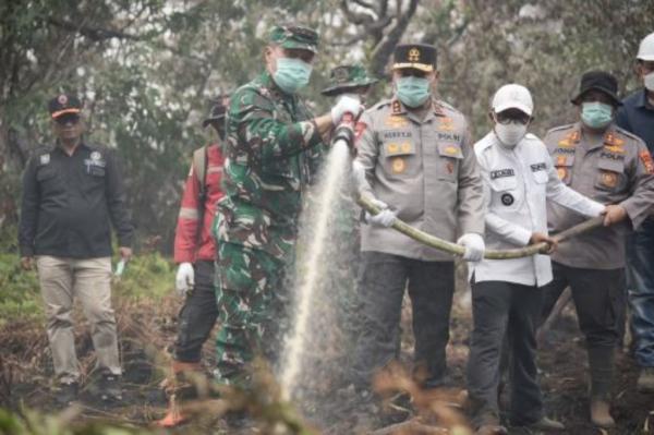 Karhutla Riau, Kapolda dan Pangdam Turun Langsung Padamkan Api di Pelalawan