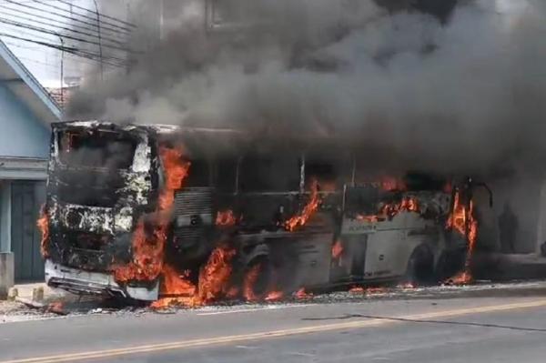 Bus Terbakar di Jalan Madiun-Surabaya, Terdengar Ledakan dari Dalam Kendaraan