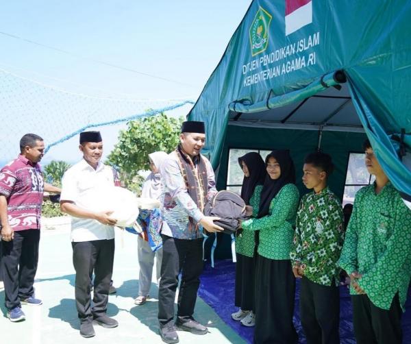 Gempa Flores Rusak 72 Madrasah, Kemenag Salurkan 1.000 School Kit dan 16 Ruang Belajar