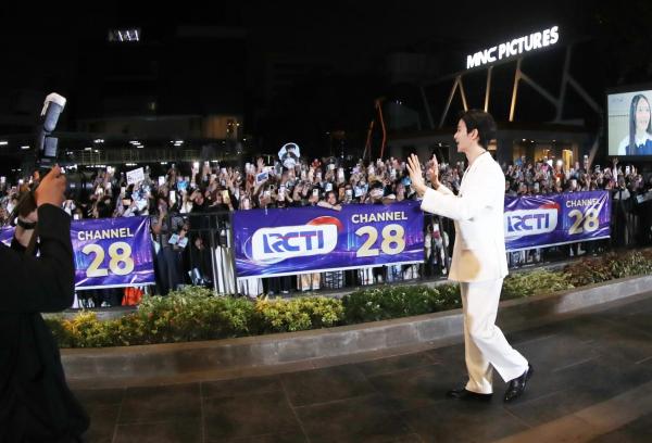 Kim Soo Hyun sapa fans Kim Soo Hyun sapa fans yang datang langsung ke MNC Studios, Kebon Jeruk, Jakarta, di acara HUT RCTI ke-37. (Foto: Aziz Indra)