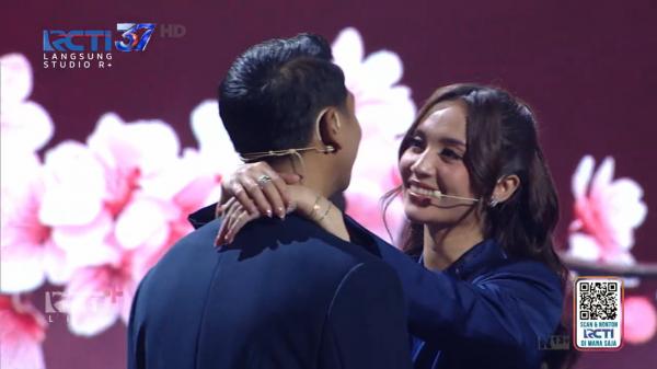 Momen Romantis Davina dan Sena Momen Romantis Davina dan Sena berdansa bersama di Mahakarya RCTI 37. (Foto: RCTI+)