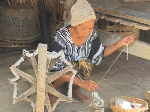 Penenun di Desa Adat Sade Penenun di Desa Adat Sade di Lombok. (Foto: Instagram)