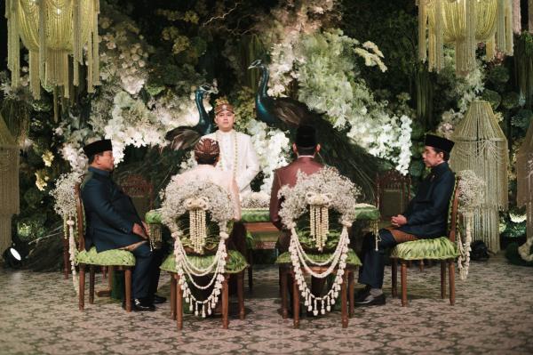 Prabowo dan Jokowi jadi saksi nikah Prabowo dan Jokowi jadi saksi nikah Kasespri Rizky Irmansyah dan Chika Yenalovy. (Foto: Istimewa)