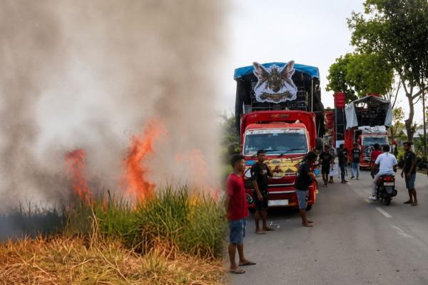 Kebakaran Lahan di Jember, Mobil Damkar Hendak ke TKP Sempat Terjebak Karnaval Sound Horeg