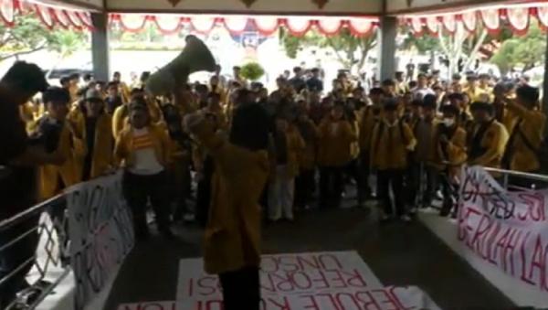 Mahasiswa Unsoed Demo Gedung Rektorat, Desak Evaluasi Total usai OTT KPK