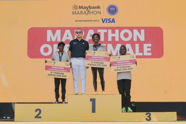 Podium Marathon Open Female Juara 1, 2, dan 3 kategori Marathon Open Female memegang cek hadiah di atas podium