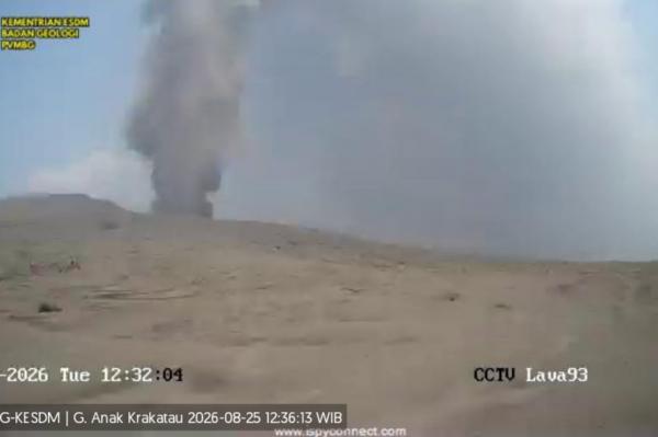 Gunung Anak Krakatau Meletus, Kolom Abu Hitam Membubung Setinggi 400 Meter