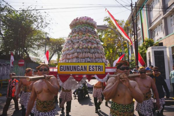 Gunungan Estri, berisi jajanan pasar dan tradisional yang diarak keliling jalanan Kota Madiun dalam rangkaian Grebeg Maulid, Selasa (25/08/2026). foto: Pemkot Madiun. (Foto: Ist)