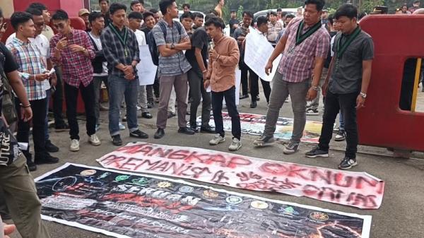 Demo mahasiswa Demonstrasi mahasiswa mendesak Polres Asahan memproses dugaan penganiayaan aktivis oleh ketua ormas. (Foto: iNews).