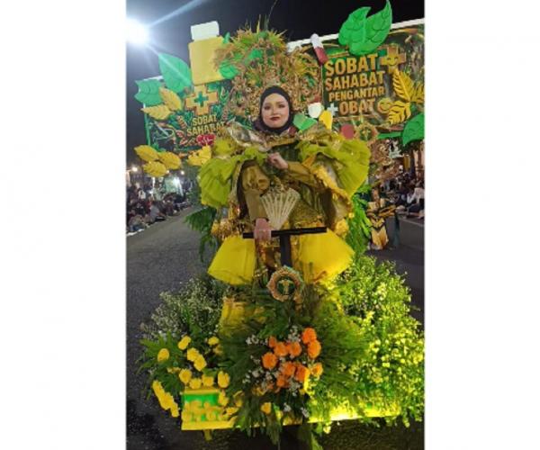Karnaval Madiun 2 Salah satu aksi peserta dari RSUD Dolopo menampilkan inovasi layanan Sobat atau Sahabat Antar Obat di Caruban Night Solidarity