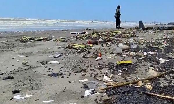 Pesisir Karawang Tercemar Limbah Hitam Pekat Diduga Minyak Mentah, Nelayan Resah