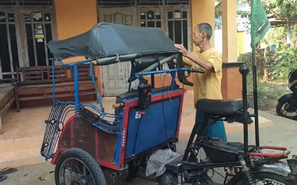 Penarik Bemo Penarik becak motor di Kulonprogo, Timbul, hanya bisa pasrah setelah masuk desil 9 hingga tak dapat bansos dan anak terancam batal kuliah. (Foto: iNews TV)
