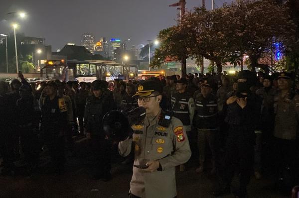 Warga Pati Bertahan di Gedung DPR hingga Malam, Polisi Bubarkan Massa