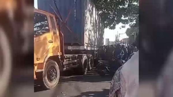 Ibu dan Anak Berboncengan Motor Kecelakaan di Gowa, 1 Orang Tewas Terlindas Truk