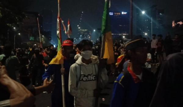 Demo di Gedung DPR Masih Berlanjut, Massa Pelajar Terus Berdatangan