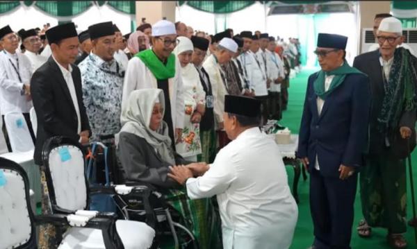 Momen Prabowo Sungkem ke KH Nurul Huda Djazuli saat Tiba di Lokasi Muktamar ke-35 NU