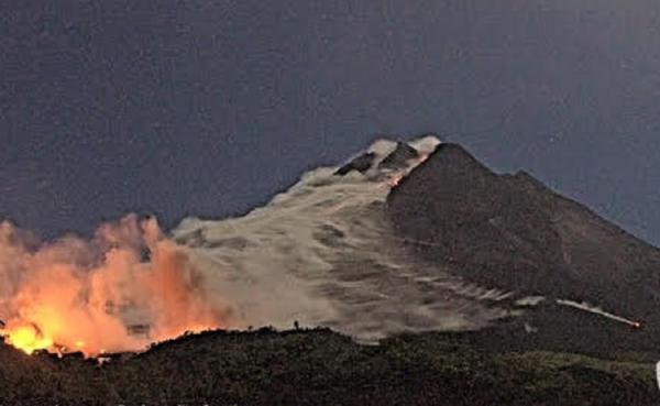 Gunung Merapi Erupsi Malam Ini, Luncurkan Wedhus Gembel 2.000 Meter