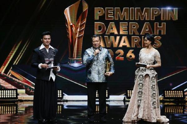 Wakil Menteri PANRB Purwadi Arianto wakili Menteri Wakil Menteri PANRB Purwadi Arianto mewakili Menteri PANRB Rini Widyantini menerima penghargaan Penggerak Reformasi Birokrasi dalam ajang Pemimpin Daerah Awards 2026, Kamis (27/8/2026). (Foto: IMG)