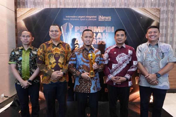 Wali Kota Pekanbaru Agung Nugroho terima award Wali Kota Pekanbaru Agung Nugroho menerima penghargaan Pembangunan Infrastruktur dalam ajang Pemimpin Daerah Award 2026 di iNews Tower Jakarta. (Foto: IMG)