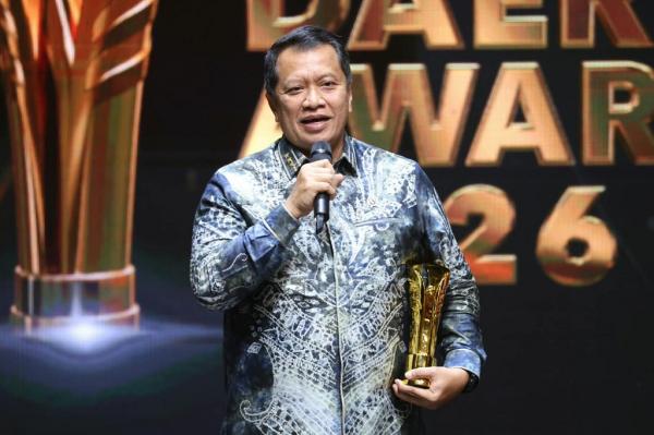 Wakil Menteri PANRB Purwadi Arianto mewakili Menteri PANRB Rini Widyantini menerima penghargaan Penggerak Reformasi Birokrasi dalam ajang Pemimpin Daerah Awards 2026, Kamis (27/8/2026). (Foto: IMG)