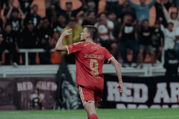 Striker Persija Jakarta, Alexander Jeremejeff, merayakan golnya ke gawang Brisbane Roar pada uji coba di Jakarta International Stadium, Sabtu (29/8/2026) malam. (Foto: Persija)