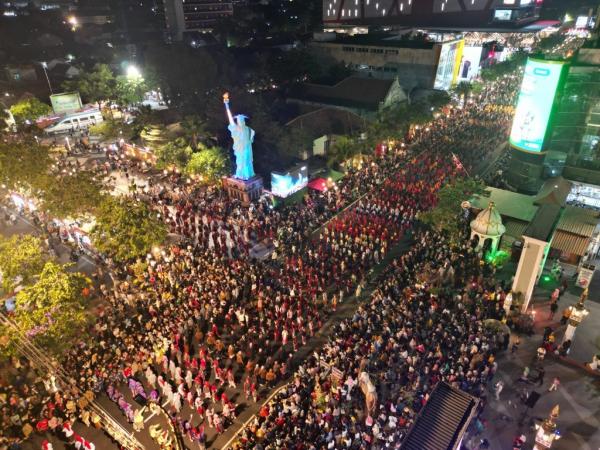 Madiun Night Carnival Ribuan warga tumpah ruah di kawasan wisata Pahlawan Street Center Kota Madiun dalam gelaran Madiun Menari sekaligus menandai dimulainya Spectra Night di Kota Pendekar. (Foto: Pemkot Madiun)