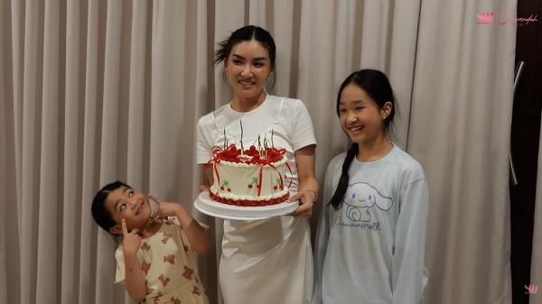 Sarwendah Ulang Tahun ke-37, Dapat Hadiah Spesial dari Dua Putri Tersayang