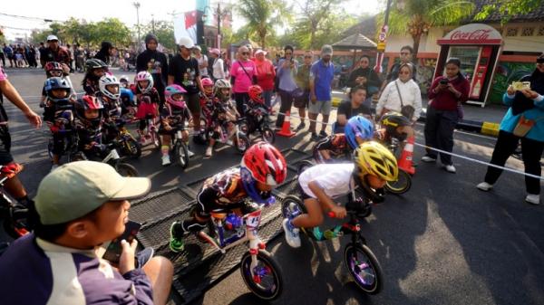 Anak-anak Madiun Anak-anak ditemani orang tuanya memanfaatkan Jalan Pahlawan Kota Madiun menjadi ruang berinteraksi bersama teman dan keluarga sekaligus berolahraga saat CFD dengan konsep baru. (Foto: Istimewa).