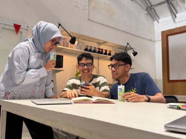 Ilustrasi anak muda minum susu. (Foto: Istimewa)
