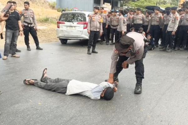 Eksekusi Lahan Ricuh di Kendari, Keluarga Pemilik Tanah Tiduran di Aspal Adang Alat Berat