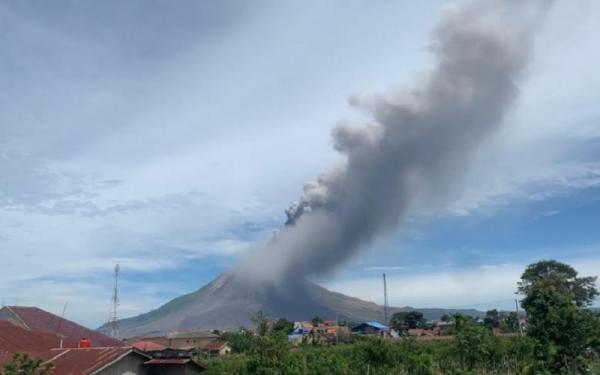 Sinabung Semburkan Abu 3.500 Meter, Warga Karo Diminta Waspadai Banjir Lahar