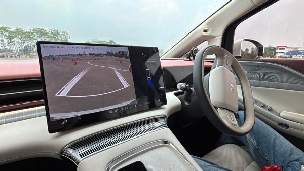 Layar besar di XPENG New X9 Layar besar head unit di XPENG New X9. (Foto: Muhammad Sukardi)