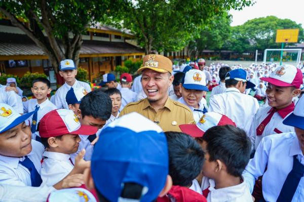 Wali Kota Pekanbaru Agung Nugroho meninjau Wali Kota Pekanbaru Agung Nugroho meninjau pelaksanaan hari pertama pembelajaran tatap muka di sejumlah sekolah (dok. Pemkot Pekanbaru)