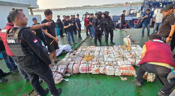 BNN bersama tim gabungan Polda Kepulauan Riau, Direktorat Tindak Pidana Narkoba Bareskrim Polri, serta Ditjen Bea dan Cukai mengungkap penyelundupan 800 kg ketamin di perairan Natuna Utara, Kepulauan Riau. (Foto: Dok. BNN)