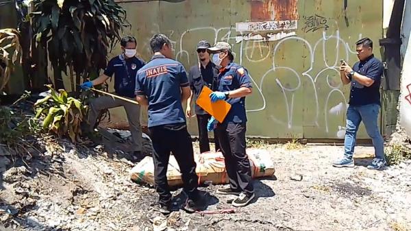Warga Bandung Ungkap Ciri-Ciri Pria Gelindingkan Kardus Berisi Mayat Perempuan di Pinggir Jalan