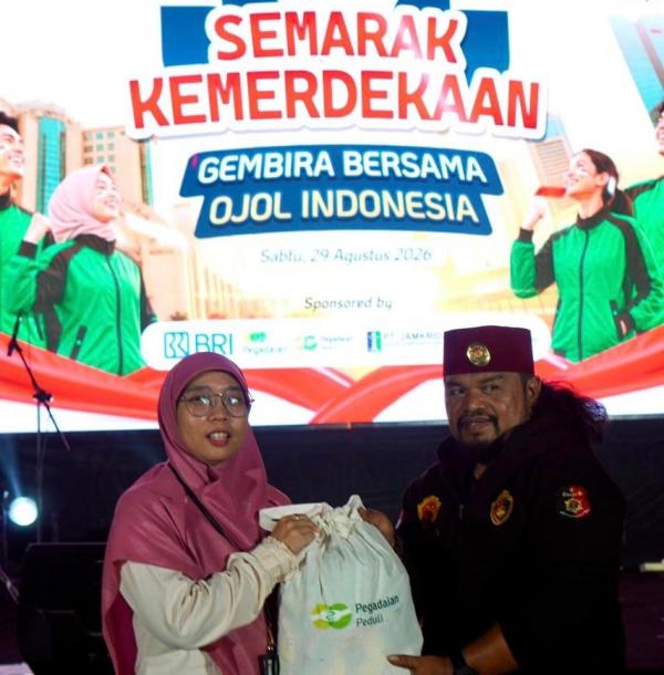 program Pegadaian Peduli PT Pegadaian (Persero) melalui program Pegadaian Peduli menyalurkan 1.000 paket sembako untuk pengemudi ojol dalam gelaran “1.000 Ojol UMKM Merdeka”. (Foto: Pegadaian)