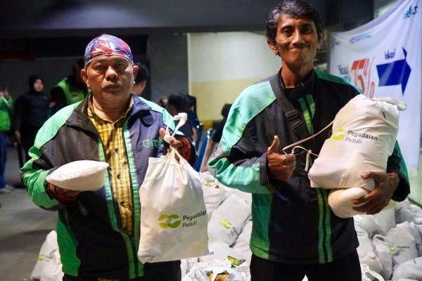 PT Pegadaian melalui program Pegadaian Peduli PT Pegadaian (Persero) melalui program Pegadaian Peduli menyalurkan 1.000 paket sembako untuk pengemudi ojol dalam gelaran “1.000 Ojol UMKM Merdeka”. (Foto: Pegadaian)