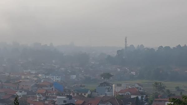 Kabut Asap Selimuti Bukittinggi, Sekolah Wajibkan Siswa dan Guru Gunakan Masker